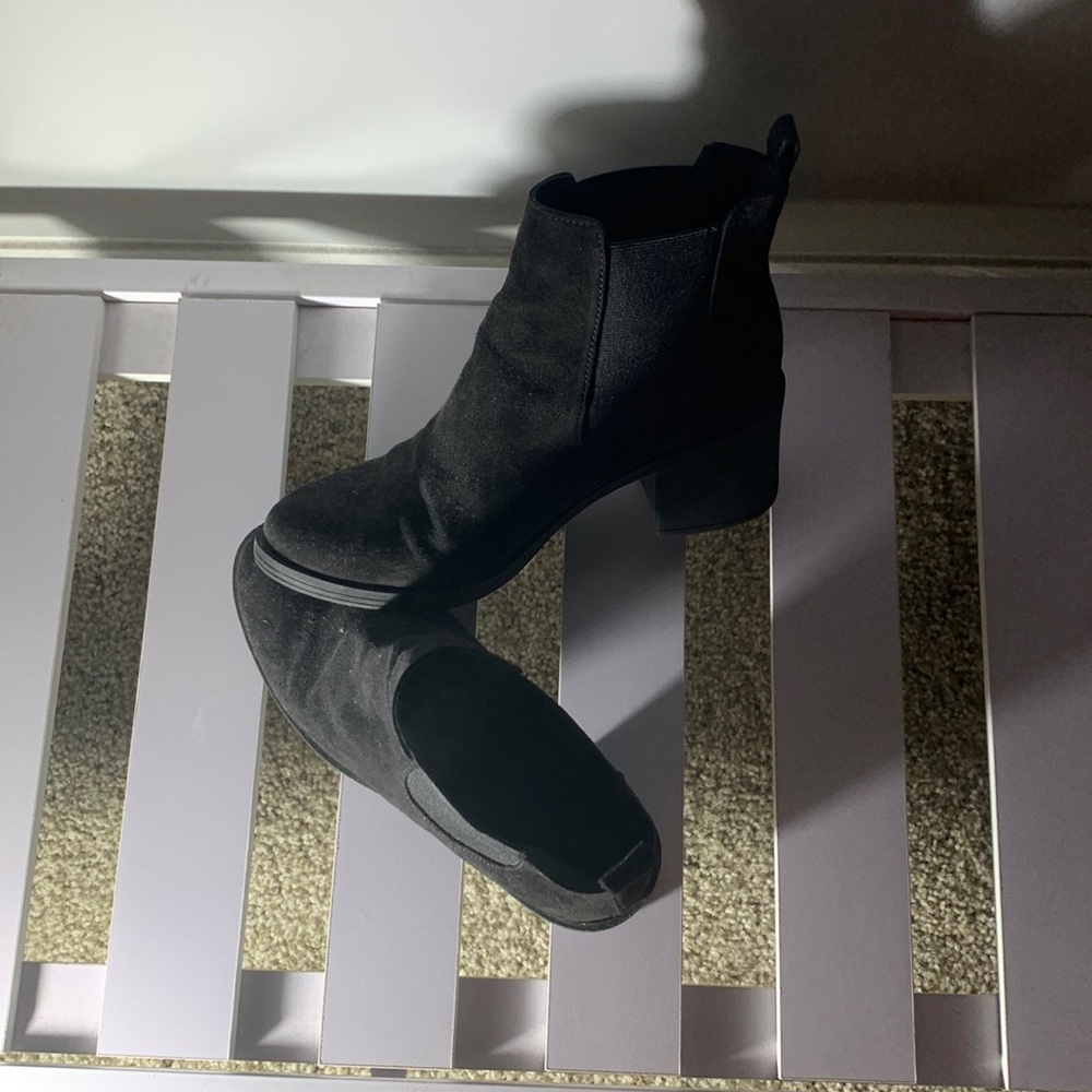Wedge-heeled black boot barely worn size 7 in womens